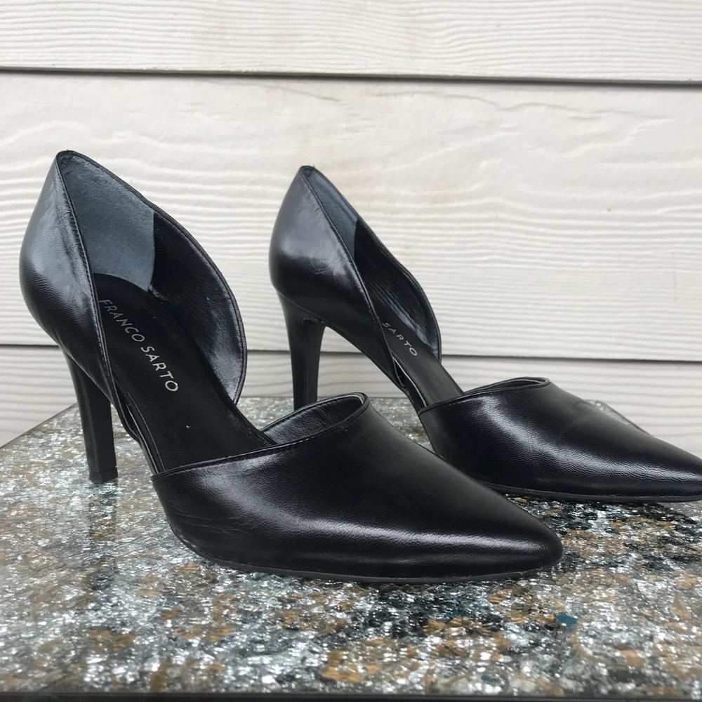 Short black point shoes